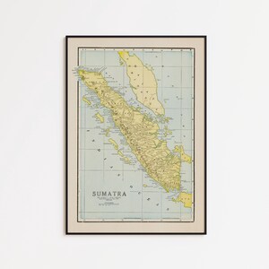 Peut inclure: Une carte ancienne encadrée de Sumatra présentant un fond océanique bleu pâle et des terres jaunes. La carte comprend un système de grille, des étiquettes de texte noires pour les lieux géographiques et le mot SUMATRA en lettres capitales.