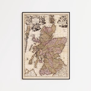 Op de afbeelding: Een ingelijste vintage kaart van Schotland, met gedetailleerde cartografie in bruin, roze en beige tinten. De kaart is ingelijst in een zwarte lijst en toont de geografische kenmerken en historische details van het land.