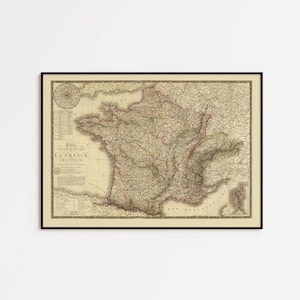 Op de afbeelding: Ingelijste vintage kaart van Frankrijk, met gedetailleerde cartografie in beige en bruine tinten. De kaart bevat Franse tekst en een windroos, gepresenteerd in een zwart frame. Geschikt voor wanddecoratie.