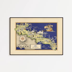 Könnte beinhalten: Gerahmte Vintage-Karte von Apulien, Italien, mit detaillierten Illustrationen von Sehenswürdigkeiten, einer Windrose und einem Segelschiff. Die Karte ist vor blauem Hintergrund, schwarz gerahmt.