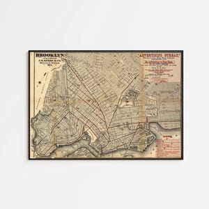 Peut inclure: Une carte encadrée de Brooklyn, New York, datant de 1874, présentant un fond beige avec des grilles de rues noires et des accents de texte rouges. La carte inclut le titre Brooklyn, publiée par J.B. Beers & Co., et une section Advertising Bureau.