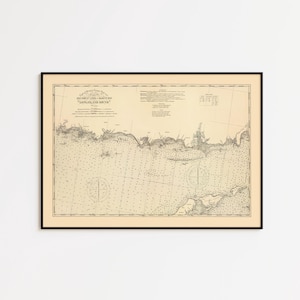 Może przedstawiać: Oprawiona mapa morska Long Island Sound, z szczegółowymi liniami brzegowymi, pomiarami głębokości i znakami nawigacyjnymi. Mapa wydrukowana czarnym tuszem na kremowym tle, w czarnej ramie.