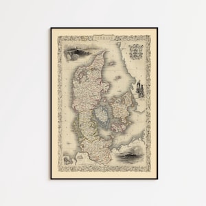 Może przedstawiać: Oprawiona, zabytkowa mapa Danii, z szczegółową kartografią i ozdobnymi obramowaniami. Mapa jest wydrukowana na postarzanym papierze, co nadaje jej historyczny wygląd. Rama jest czarna.