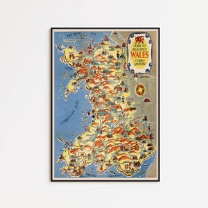 Könnte beinhalten: Eine gerahmte Vintage-Karte von Wales mit einer detaillierten Illustration der Geografie des Landes. Die Karte enthält den Text "Come to Beautiful Wales" und "Cymru Am Byth". Die Karte befindet sich in einem schwarzen Rahmen.