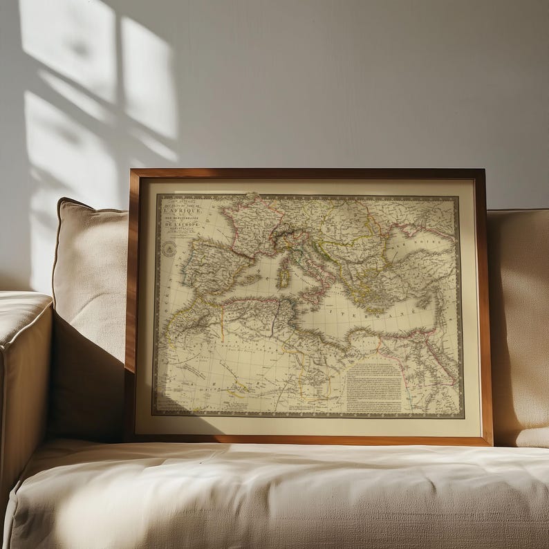 K&ouml;nnte beinhalten: Eine gerahmte Karte im antiken Stil der Mittelmeerregion mit detaillierten K&uuml;stenlinien, geografischen Bezeichnungen und historischen kartografischen Markierungen in ged&auml;mpften Beige- und Braunt&ouml;nen, eingefasst in einen schlichten dunklen Holzrahmen.