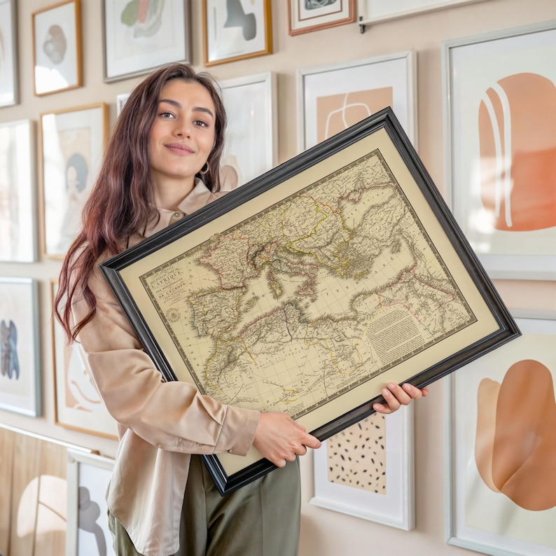 K&ouml;nnte beinhalten: Eine gerahmte Karte im antiken Stil, die die Mittelmeerregion sowie Teile Afrikas und Europas zeigt, mit detaillierten kartografischen Linien, Text und geografischen Markierungen in einem schwarzen Rahmen mit cremefarbenem Passepartout.