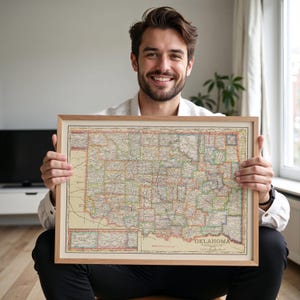 Puede incluir: Un mapa vintage enmarcado de Oklahoma, con líneas de condados y nombres de lugares detallados. El mapa está en un marco de madera clara, con la palabra "OKLAHOMA" visible. Los colores del mapa incluyen beige, verde, rojo y azul. El marco mide unos 50 cm x 40 cm.