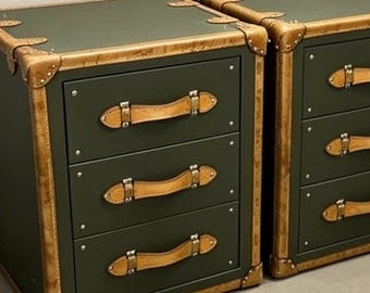 Handgefertigtes Beistelltischpaar aus olivgrünem Leder: Luxuriöse Aufbewahrungstruhen aus Hartholz, hergestellt in England