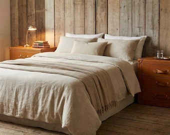 Mesitas de noche artesanales de cuero color tostado, hechas a mano en Inglaterra.