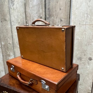 Porte-documents pour cadre en cuir marron clair sans initiales ni clés de voyage