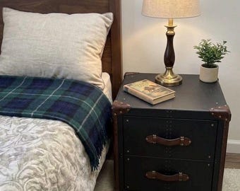 Conjunto exclusivo de duas malas inglesas em couro preto e bege, combinando perfeitamente.