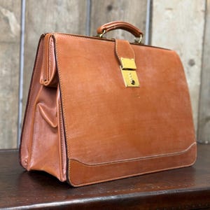 Porte-documents de luxe en cuir beige poli par Asprey London