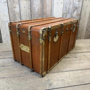 Au Depart antique travel trunk