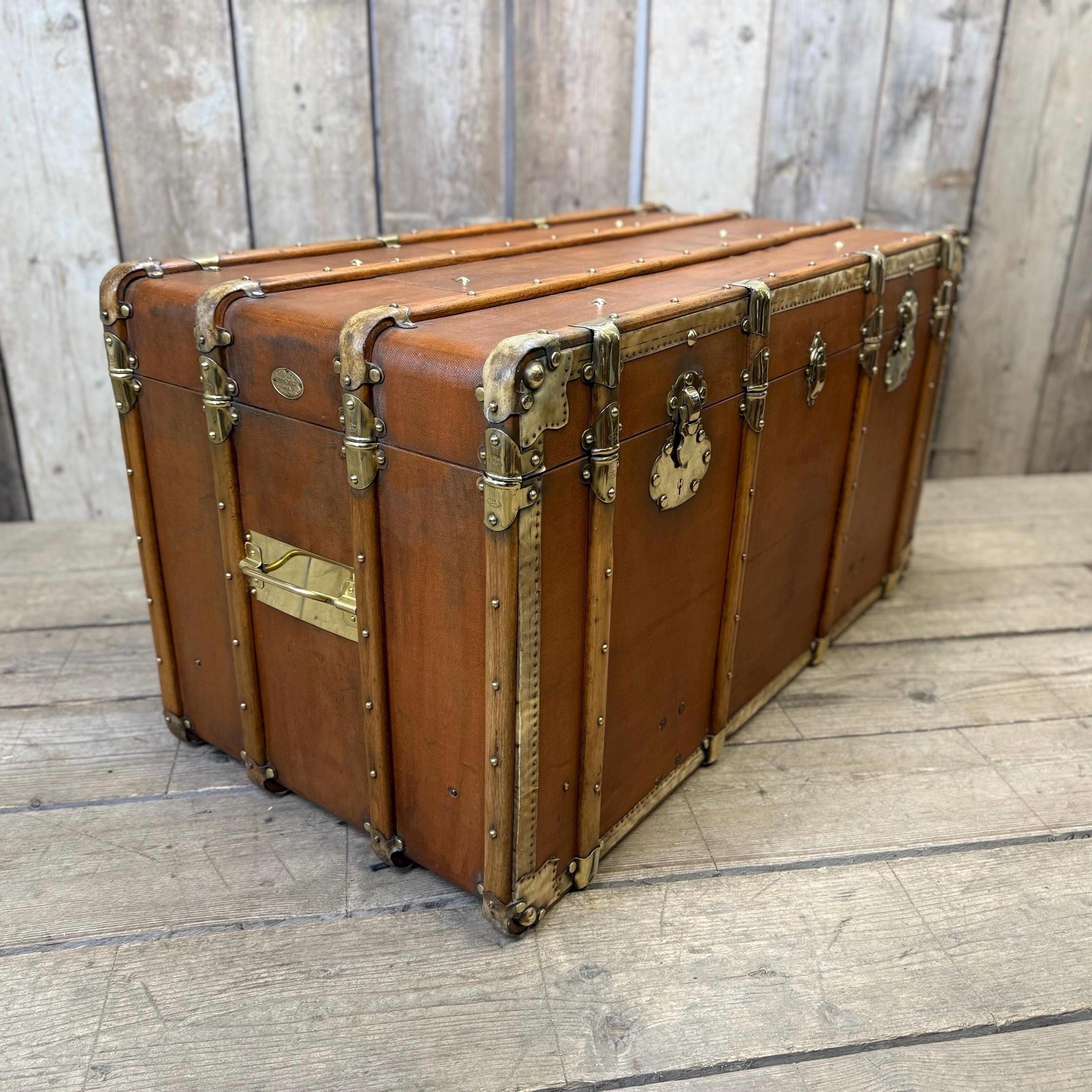 Au Depart antique travel trunk