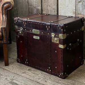 Campaign Style Furniture Vintage Leather Trunk Handmade Storage Chest Brass Hardware Details English Craftsmanship Traditional Methods Console Side Table Luxury Gift Men Hand Dyed Leather Premium Quality Construction Living Room Bedroom