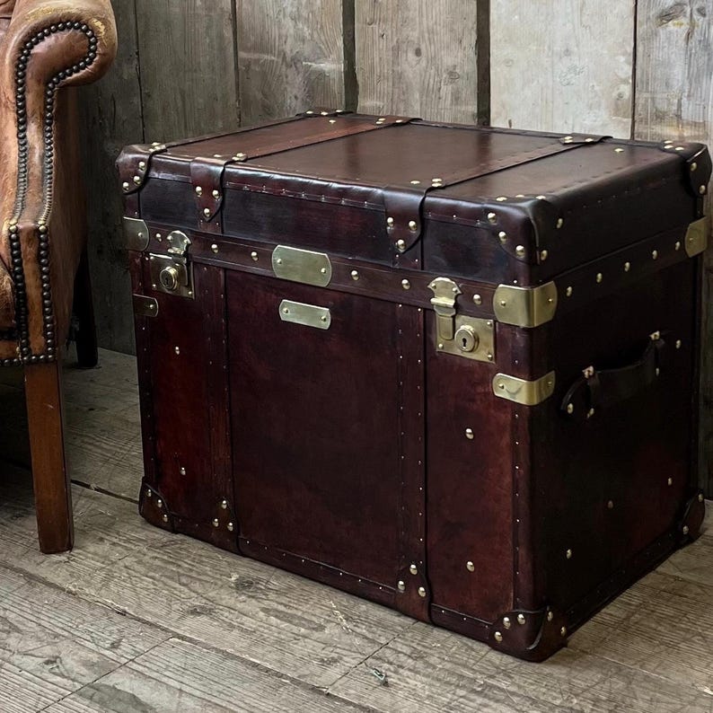 Campaign Style Furniture Vintage Leather Trunk Handmade Storage Chest Brass Hardware Details English Craftsmanship Traditional Methods Console Side Table Luxury Gift Men Hand Dyed Leather Premium Quality Construction Living Room Bedroom