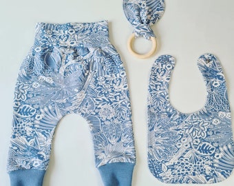Handgemaakt babyset, broekje, konijnenoren, slab, kraamcadeautje, kraamkado, uniek