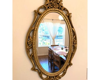 Espejo de pared vintage MCM Syroco dorado, ovalado con diseño floral ornamentado, estilo Hollywood Regency, 29"x17".