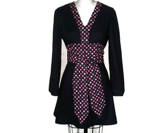 Schwarzes pinkes florales Gothic Kleid, Empire Taille, Schärpe Obi