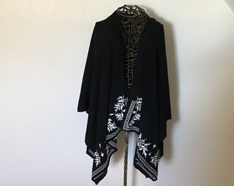 BLACK KIMONO EMBROIDERED white detailing