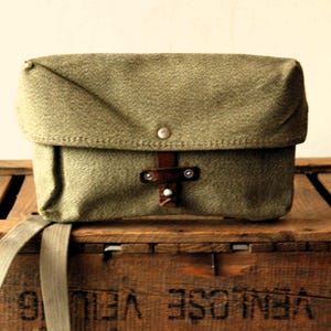 Vintage schweizisk arméväska i tyg – Autentisk militär axelväska (utmärkt skick)