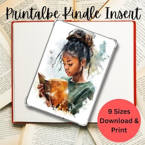 Könnte beinhalten: Druckbarer Kindle-Einsatz mit einer Aquarell-Illustration einer schwarzen Frau, die ein Buch liest. Die Frau hat eine dunkelbraune Haut, langes schwarzes Haar und trägt ein grünes Hemd. Der Hintergrund ist ein sanfter Aquarell-Wasch in Blautönen und Rosa.