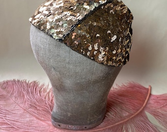 Sombrero/gorra francesa vintage de lentejuelas y cuentas doradas de los años 20/20, estilo flapper antiguo