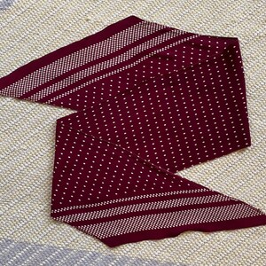 Puede incluir: Un juego de tres cuencos de cer&aacute;mica anidados en tonos azules, verdes y blancos. Los cuencos presentan un esmalte moteado y un dise&ntilde;o sencillo y moderno. El cuenco m&aacute;s grande mide aproximadamente 15 cm de di&aacute;metro.