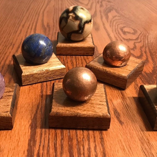 Small ornament stand for round orbs