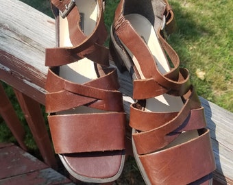 90s Westies brown leather sandals, chunky fisherman sandals, brown boho sandals, strappy sling-back sandals, heeled sandals, size 8.5