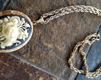 Vintage gold jewelry locket cameo necklace gold black white vintage jewelry
