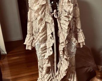 Magnifique crochet beige et plumeau, Magnolia Rose avec superpositions de volants à oeillets, veste teinte à la main, buste jusqu'à 56 pouces, livraison gratuite