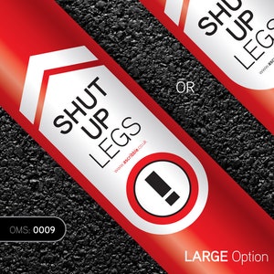 Puede incluir: Dos señales de advertencia rojas y blancas con el texto "SHUT UP LEGS" y la dirección del sitio web "www.ascribble.co.uk". Las señales están sobre un fondo de asfalto negro. La señal más grande tiene un signo de exclamación en un círculo rojo. La señal más pequeña está encima de la señal más grande. El texto "LARGE Option" está debajo de la señal más grande y el texto "SMALL Option" está a la derecha de la señal más pequeña.