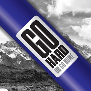 Puede incluir: Una pegatina azul y blanca con el texto "GO HARD OR GO HOME" sobre un fondo blanco y negro de montañas y nubes.