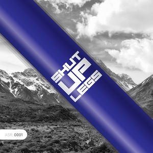 Puede incluir: Una foto en blanco y negro de una cordillera con una pancarta azul sobre la imagen. La pancarta tiene el texto "SHUT UP LEGS" en blanco.