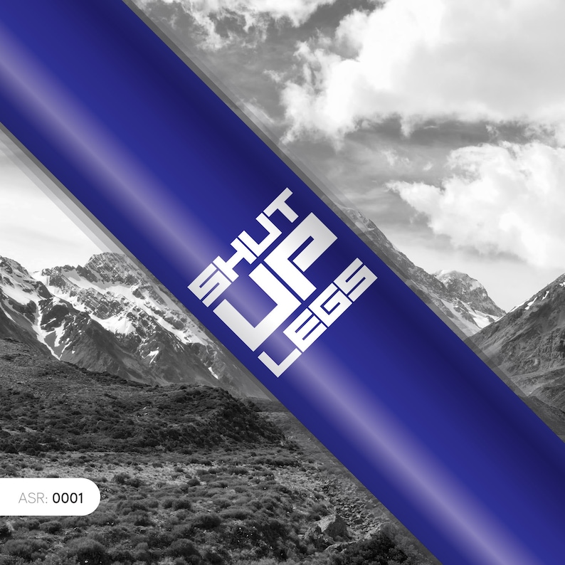 Puede incluir: Una foto en blanco y negro de una cordillera con una pancarta azul sobre la imagen. La pancarta tiene el texto "SHUT UP LEGS" en blanco.