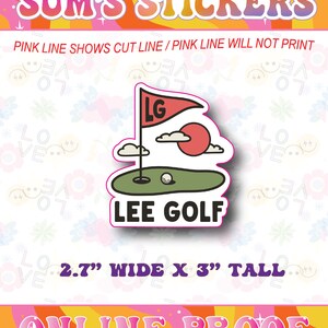 Puede incluir: Una pegatina rosa y verde con una escena de campo de golf. La pegatina presenta una bandera de golf con las letras "LG" en ella, una bola de golf, un campo de golf verde, un sol rojo y nubes. El texto "LEE GOLF" est&aacute; impreso en la pegatina. La pegatina tiene 2,7 pulgadas de ancho y 3 pulgadas de alto.