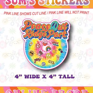 Puede incluir: Una pegatina de 10 cm de ancho por 10 cm de alto con un fondo tie-dye y el texto "Peace Out Ridge Park". La pegatina presenta una variedad de signos de paz, caras sonrientes y otros gr&aacute;ficos inspirados en la d&eacute;cada de 1960.