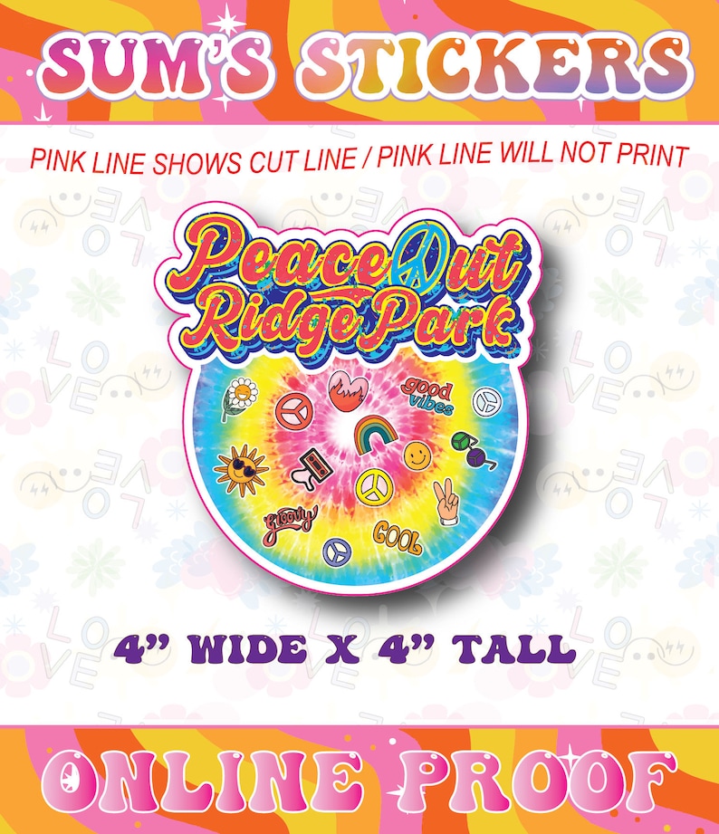 Puede incluir: Una pegatina de 10 cm de ancho por 10 cm de alto con un fondo tie-dye y el texto "Peace Out Ridge Park". La pegatina presenta una variedad de signos de paz, caras sonrientes y otros gr&aacute;ficos inspirados en la d&eacute;cada de 1960.