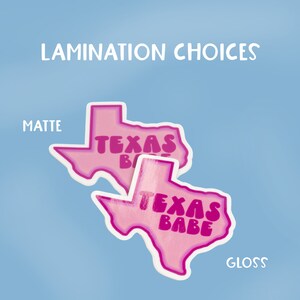 Puede incluir: Dos pegatinas de color rosa en forma de Texas con el texto "Texas Babe" en letras rosas. La pegatina de arriba tiene un acabado mate, mientras que la pegatina de abajo tiene un acabado brillante. Las pegatinas est&aacute;n sobre un fondo azul claro.