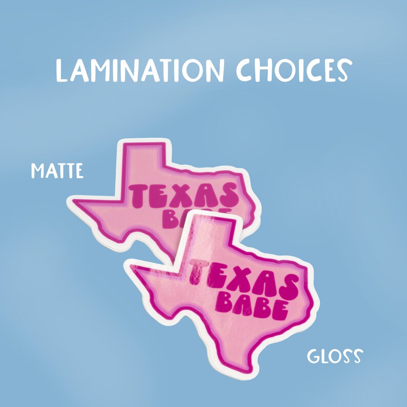 Puede incluir: Dos pegatinas de color rosa en forma de Texas con el texto "Texas Babe" en letras rosas. La pegatina de arriba tiene un acabado mate, mientras que la pegatina de abajo tiene un acabado brillante. Las pegatinas est&aacute;n sobre un fondo azul claro.
