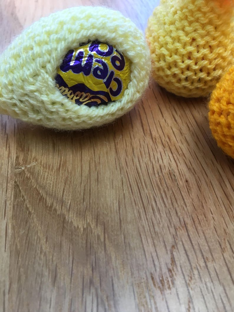 Easter chicks, egg holders, easter egg hunt, cover for cream egg, knitted chicks, Easter wedding favours, teachers gift afbeelding 4