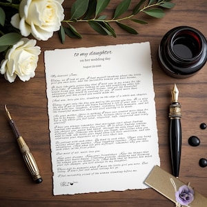 Puede incluir: Una carta titulada To my daughter on her wedding day fechada el 29 de agosto de 2026, escrita en letra cursiva negra sobre papel blanco texturizado. La carta está acompañada por dos plumas estilográficas, un tintero oscuro y dos rosas blancas.