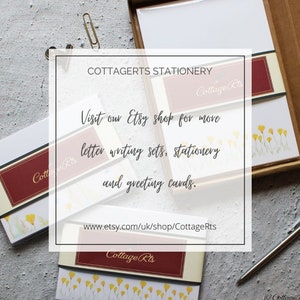Pode incluir: Um conjunto de papelaria com um design floral com flores amarelas sobre um fundo branco. A papelaria &eacute; embalada em uma caixa marrom com um r&oacute;tulo vermelho e dourado que diz "Cottage Rts". O texto "Visite nossa loja Etsy para mais conjuntos de escrita, papelaria e cart&otilde;es de felicita&ccedil;&otilde;es." &eacute; exibido em um fundo branco com uma borda vermelha. O endere&ccedil;o do site "www.etsy.com/uk/shop/CottageRts" tamb&eacute;m est&aacute; inclu&iacute;do.