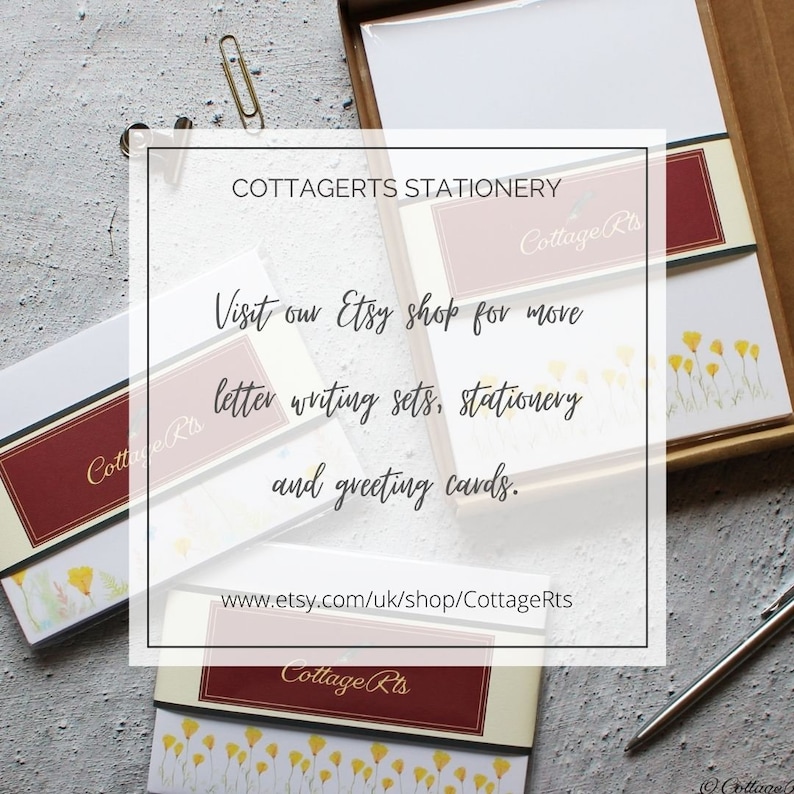 Pode incluir: Um conjunto de papelaria com um design floral com flores amarelas sobre um fundo branco. A papelaria &eacute; embalada em uma caixa marrom com um r&oacute;tulo vermelho e dourado que diz "Cottage Rts". O texto "Visite nossa loja Etsy para mais conjuntos de escrita, papelaria e cart&otilde;es de felicita&ccedil;&otilde;es." &eacute; exibido em um fundo branco com uma borda vermelha. O endere&ccedil;o do site "www.etsy.com/uk/shop/CottageRts" tamb&eacute;m est&aacute; inclu&iacute;do.