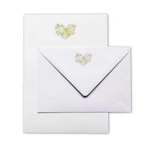 Ensemble de papier à lettres et enveloppe coeur d'amour - Coeur fait de fleurs - Conçu par CottageRts Beau cadeau d'anniversaire ou cadeau universitaire