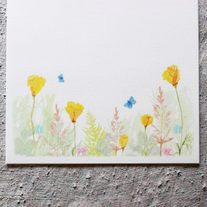 Ensemble enveloppe et papier à lettres floral - Haie d'été avec coquelicots - Conçu par CottageRts