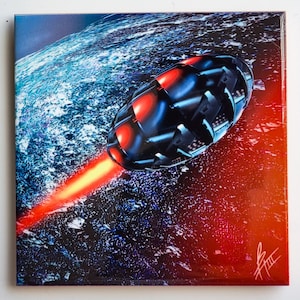 Puede incluir: Una nave espacial negra y roja con luces brillantes vuela por el espacio, dejando un rastro de fuego naranja detrás de ella. La nave espacial vuela sobre un planeta azul y rojo.