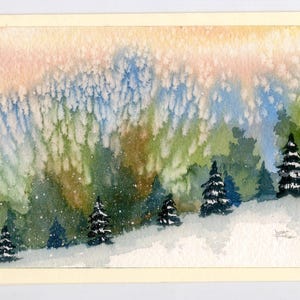 Könnte beinhalten: Aquarellmalerei einer Winterlandschaft mit immergrünen Bäumen und einem verschneiten Vordergrund. Der Himmel geht von Rosa zu Blau über, mit grünen und braunen Bäumen im Hintergrund. Das Kunstwerk befindet sich auf cremefarbenem Papier.