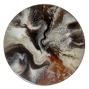 Centro de mesa Lazy Susan de resina abstracta de 18 pulgadas, en tonos marrón, beige, blanco y dorado.